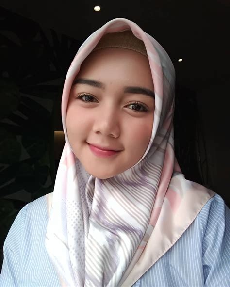 Not only hijab cantik, you could also find another pics such as wallpaper gambar cantik, jilbab cantik, cewek cantik, gambar wanita cantik, hijab artis, ibu muda cantik hijab, hijab model, hijab cantik zaskia, hijab ala dian pelangi, artis cantik hijab, hijab cantik putih, islamic hijab. Galeri Foto Cantik Tanti Alesha - Biodata Terbaru | Kecantikan, Hijab, Kecantikan orang asia