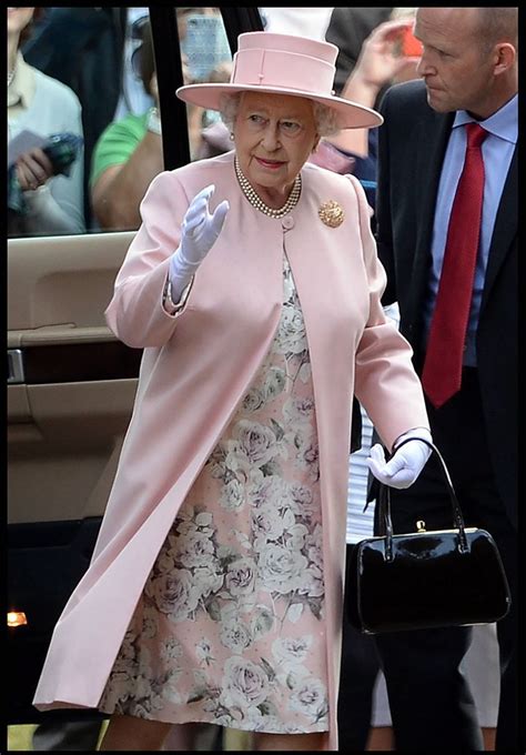 El duque de edimburgo estaba próximo a cumplir los 100 años, el 10 de junio. vestidos de la reina isabel - Buscar con Google | Reina ...