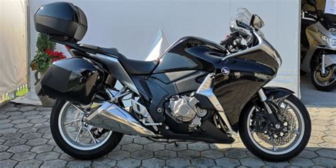 The vfr1200f frame, suspension and drive components are brought together in a unique configuration that facilitates both sports bike power and smooth stability. Honda VFR 1200 F DCT AUTOMATIC 1237 cm3, 2013 god.