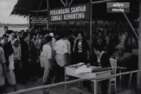 This film depicts the lives of three bachelors and best friends ramli, aziz and sudin. ANALISA : KRITIKAN P.RAMLEE DALAM FILEM PENDEKAR BUJANG ...