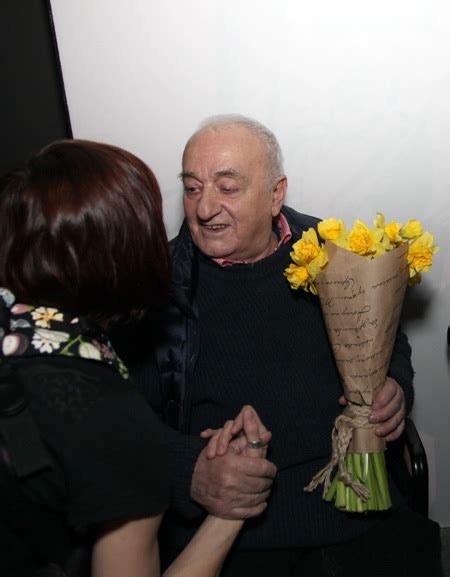 «габриадзе подчиняет форму и композицию законам цвета. «Необыкновенная выставка Резо Габриадзе» покорила светскую ...