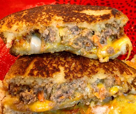 Crumble up your leftover meatloaf and mix it in with a nice creamy mac and cheese. Grilled Leftover Meatloaf Sandwich | RecipeLion.com