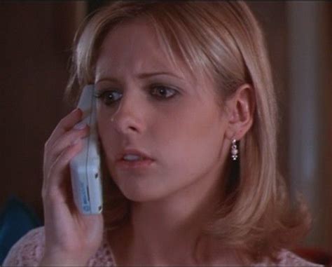 Está protagonizada por david arquette, neve campbell, courteney cox, sarah michelle gellar, jamie kennedy, laurie metcalf, jerry o'connell, jada pinkett y liev schreiber. Sarah Michelle Gellar - Scream 2 | Sarah michelle gellar ...