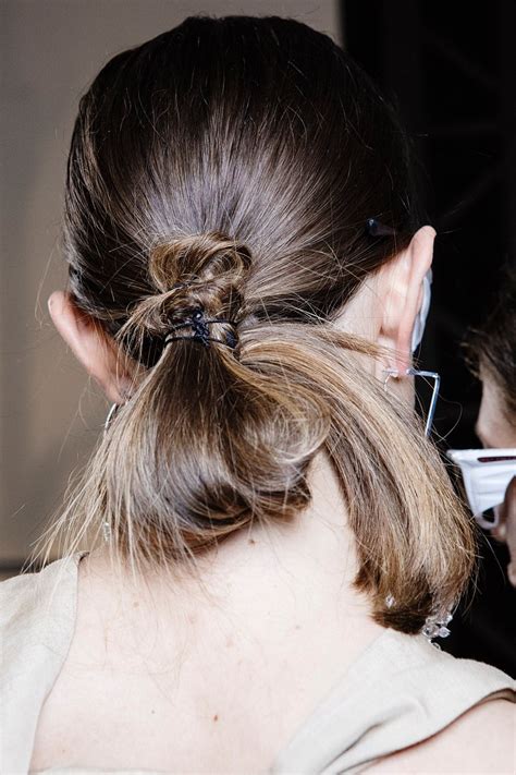 Pferdeschwanz für kurze haare kurzes haarknoten pferdeschwanz frisuren bob frisur gerade frisuren neue frisuren kurze haare anleitungen kurzer messy buns that'll still have you looking polished. Extrem Messy Bun | Frisuren für lange Haare 2019 ...