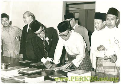 Bapa beliau ialah seorang pegawai daerah, jawatan yang dianggap tinggi dan dihormati pada zaman. Mewah Ilmu: SUMBANGAN MANTAN PERDANA MENTERI (TUNKU ABDUL ...