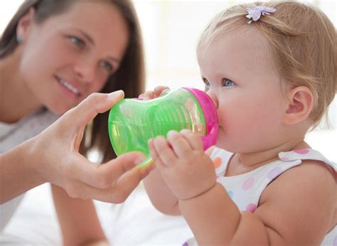 Mula menetapkan rutin tidur anak seawal 3 bulan. Begini Cara Ajari Bayi Usia 6-9 Bulan Minum Pakai Gelas ...