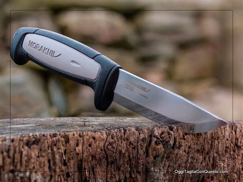 Morakniv gave this knife a blue polymer handle with a large ergonomic handle that feels comfortable in the hand. Mora Robust | The new Puukko | davvero Robust | Oggi ...