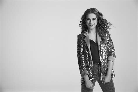 She sings, dances, acts and presents. Waarom Laura Tesoro de finale haalt - Songfestival.be