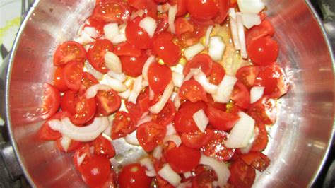 Tagliate a metà i pomodorini e buttateli in padella. Pasta con pomodorini freschi e basilico