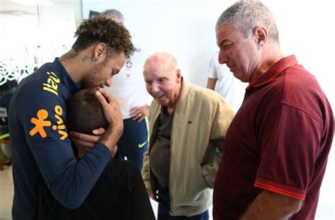 He was the first person to win the fifa world cup as both a manager and as a. Zagallo marca presença e faz visita à seleção brasileira ...