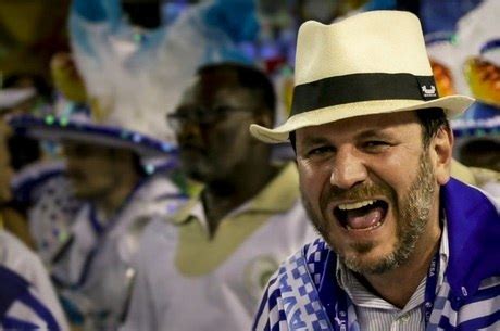 Prefeito do rio de janeiro, marido da cristine e pai do bernardo e da isabela. Eduardo Paes participa do desfile das campeãs no Carnaval ...