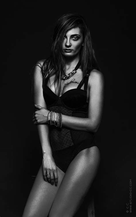 Pour l'intérieur de votre maison ou appartement, c'est une idée qui va vous aider à créer une. Sybil en lingerie noir et blanc