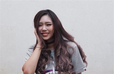 Sisca kohl dan adiknya, aliyyah kohl kompak membuat konten mengenai makanan di rumah mereka. 5 Potret Artis Tik Tok Sisca Kohl, Crazy Rich Pakai Ipad ...