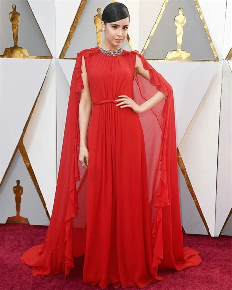 She's absolutely gorgeous and one moment went viral: Pin by Fatima del on Sofia Carson | Nice dresses, Red carpet oscars, Red carpet dresses