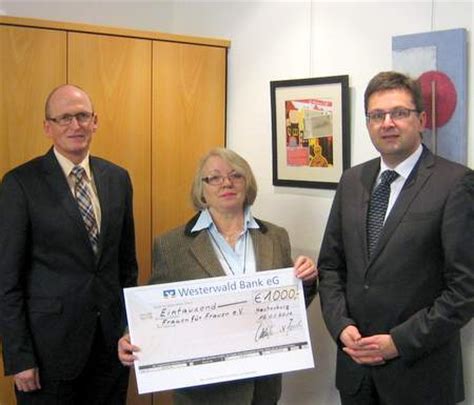 Stephan zorn (geschäftsstellenleiter westerwald bank hachenburg), markus kurtseifer (vorstand westerwald bank), helena schuck (geschäftsführerin gfb) foto: Westerwald Bank unterstützt „Frauen für Frauen e.V." | WW ...