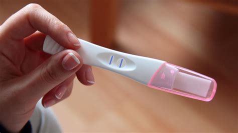 Es dauert nur wenige minuten, bis sie das ergebnis in der hand halten und erfahren, ob sie schwanger sind. Schwangerschaftstest positiv! Wann zum Arzt?