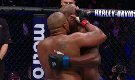 Derrick lewis vs daniel cormier. What Daniel Cormier did after beating Derrick Lewis at UFC ...