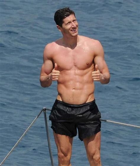 'robert lewandowski training,workout and skills (bundesliga)'in this video you'll watch how lewandowski trains for bayern munich. Robert Lewandowski: Der schönste Körper fährt nicht zur WM ...