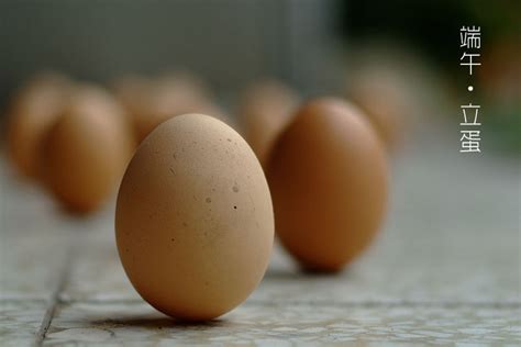 傳說在某些節氣中，由於引力（gravitational force）改變的關係，當天特別容易把蛋立起來，而端午節的中午就是其中一個。立蛋有standing egg的說法，但是比較穩妥的解釋方式會是egg balancing contest，balance的意思即為平衡。 端午‧立蛋了沒 - 犬兒零零柒