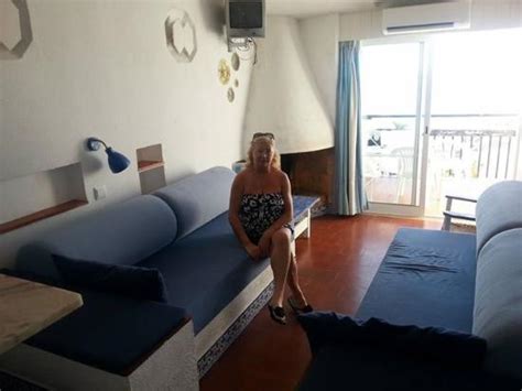 With such expert techniques, catch stunning wives transform into wild sluts! Wife posing in room - Picture of Apartamentos Soldoiro ...