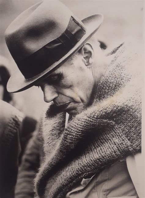 An introduction to joseph beuys using archive footage from some of his iconic performances such as 'how to explain pictures to a dead hare', 1963, as well as audio of the artist discussing some of his. La mostra su Joseph Beuys alla Casa di Goethe a Roma | Artribune