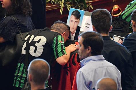 Jun 20, 2021 · sarà intitolata alle 43 vittime del crollo di ponte morandi la passerella pedonale sul polcevera che a genova collega via perlasca a via 30 giugno 1960, il luogo a un centinaio di metri dal luogo. Genova: i funerali di Stato delle vittime del crollo del ...