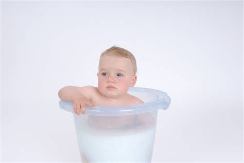 What do doctors say about bathing your baby regularly. How Often Should I Bathe My Baby With Eczema - Baby Viewer