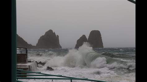 Distrutti i gazebo dei ristoranti sul lungomare. Maltempo nel golfo di Napoli: mareggiata a Capri (bad weather in Italy, rough sea in Capri ...