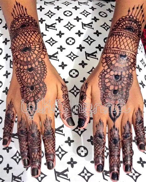 Melukis tangan dengan henna sendiri bukan hal yang mudah. Jasa Henna Pengantin Jakarta