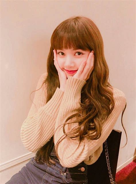 Termasuk dengan momen lucu kocak lisa bersama poni depan dan sisir rambutnya. Диалоги | Gadis korea, Gadis lucu, Lisa