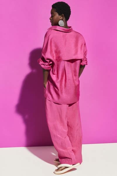 Foto di studio berbaju kopel kemeja / sewa busana. Inspirasi Gaya Modern H&M Studio