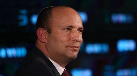 סולן להקת הדג נחש במסע דוקומנטרי הבודק את השפעת החגים על חיי ישראלים. מהיום: נפתלי בנט יכהן כשר הביטחון