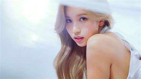 Feel free to comment down below. Thought I'd share my homemade Mina wallpaper from the "I Can't Stop Me" M/V : twice