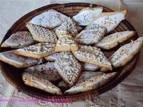 Per preparare la torta bertolina iniziate a setacciare la farina 00 e versatela in una ciotola capiente 1, poi versate anche la farina di mais fioretto e il lievito di birra fresco sbriciolato con le mani 2 e i 20 g di zucchero 3. PAPASSINI SARDI | Azzurra taglia e cucina