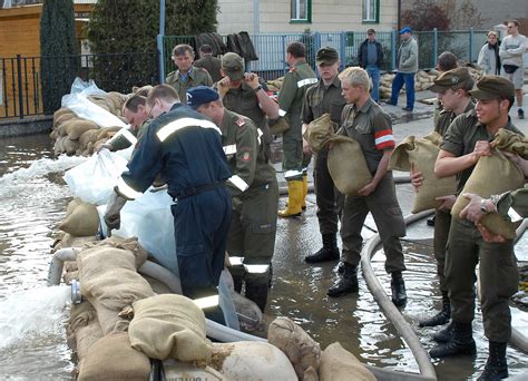 Maybe you would like to learn more about one of these? Bundesheer - Niederösterreich - Fotogalerien - Hochwasser ...