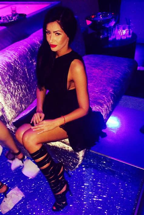 Raluca maria dumitru ретвитнул(а) inbox translation. Raluca Dumitru, imagini incendiare din club! Cu sânul pe ...