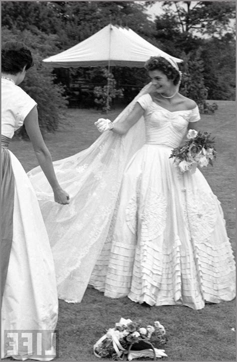 Thefashioncomplex wedding dress design for jacqueline kennedys wedding to aristotle onassis valentino garavani 1968. Daranesha's blog: Jackie Bouvier Kennedy