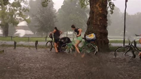 Vorwarnungen (gelb) werden bis zu 48 stunden im voraus herausgegeben, wenn unwetter in deutschland möglich sind, sich aber noch änderungen in der intensität, zugrichtung und/oder im. Extremes Unwetter in Münster 28.07.2014 - 240 Liter pro Quadratmeter! - YouTube