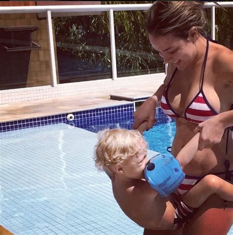 Uma mãe de naperville, nos eua, se assustou ao ver 'bebê fantasma' dormindo no berço com seu filho. De biquíni, mãe do filho de Neymar se diverte com o herdeiro | Famosos & TV | Portal do Holanda ...