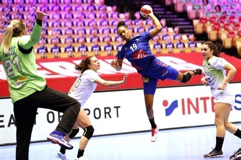 Le sélectionneur de l'équipe de france féminine de handball, olivier krumbholz, a réduit, ce jeudi 24 juin 2021, le. Handball : originaire de Cherbourg, Océane Sercien-Ugolin ...