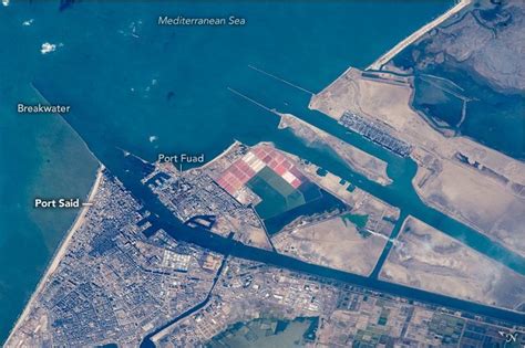 L'incident du canal de suez a mis en lumière la nécessité avant tout de la poursuite du développement de la route maritime du nord, a relevé nikolaï korchounov. Canal de Suez, Port Said