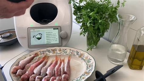 Cuando cocino en papillote agrego especias, como son las hierbas de provenza, rebanadas de cebollas, trozos de ajos y otros vegetales que deseo, cortados al estilo julienne. Salmonetes en Papillote con Thermomix - YouTube