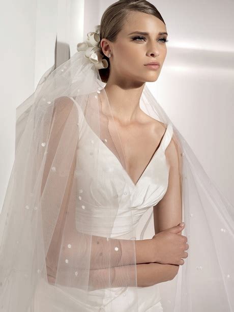 Lo chiffon è un tessuto per l'abito da sposa leggero e molto fluido. Abiti da sposa semplici in seta