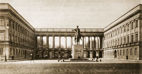 Budowla, która znajdowała się na dzisiejszym placu piłsudskiego, swoją nazwę w latach od 1862 do 1915 pałac saski stanowił własność carskiej armii i siedzibę rosyjskiego. Pałac Saski w Warszawie - Wikiwand