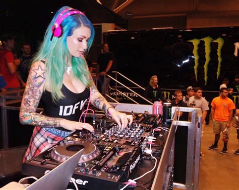 Laura moane merupakan gadis yang lahir pada 17 juni 2006, masih sangat muda sekali dan laura kini menjadi pemeran djs serta laura pun dikenal sebagai kreator tiktok, karir yang sangat bagus bagi. DJ Laura Lux