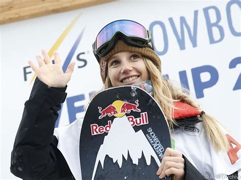 Austria's anna gasser scores a 98 to qualify first in snowboard ladies' big air at the pyeongchang 2018 winter olympic games. Snowboarderin Gasser steigt in Modena in Big-Air-Weltcup ...