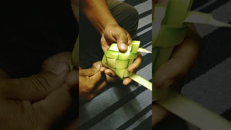 Menganyam ketupat tu sahaja dah agak sukar dan makan masa yang agak lama. Cara-cara menganyam ketupat - YouTube