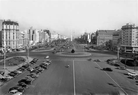 Intersecting avenida de mayo is avenida 9 de julio (july 9, argentina's national day of independence), called the widest avenue in the world. an obelisk, inaugurated in 1936, marks the intersection of avenida 9 de julio and avenida corrientes (four blocks from plaza de mayo). Historia Digital - Enciclopedia Fotográfica: Av 9 de Julio ...