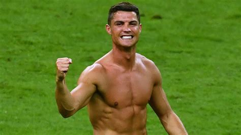 000 euro pro minute : Fragen zu Cristiano Ronaldo: Gehalt, Schuhe, Titel und ...