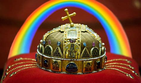 Er staan 36 lmbtq te koop op etsy, en gemiddeld kosten ze € 29,75. Feljelentették a Pride-ot a Szent Korona meggyalázása miatt - Hír TV